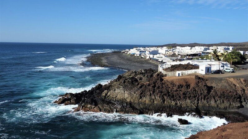Rot, schwarz, braun: die auf dem Weg zum Meer erstarrten Lavaströme bilden das Herz der Insel Lanzarote – einer der schroffsten und gleichzeitig jüngsten Landschaften der Welt. – Bild: phoenix/​NDR/​nonfictionplanet/​Steffen Schneider