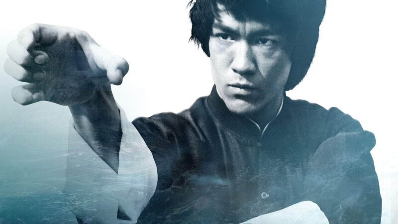 Berichtet wird von Bruce Lee durch seltenes Archivmaterial, Erinnerungen von Familie und Freunden und seine eigenen Worten über seine Geschichte und seine Karriere.  Die Verwendung des sendungsbezogenen Materials ist nur mit dem Hinweis und Verlinkung auf TVNOW gestattet. – Bild: TVNOW