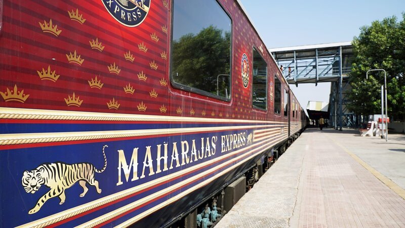 Neben der noblen Innenausstattung bietet der Maharadscha-Express noch mehr Annehmlichkeiten: Auch Restaurants und Bars befinden sich an Bord des ein Kilometer langen Zuges. – Bild: N24 Doku