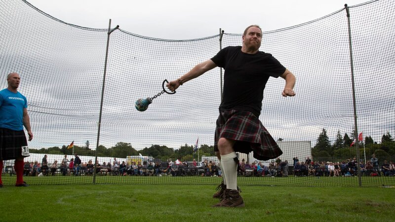 Josh Gates versucht sich bei den Highland Games im Hammerwurf. – Bild: Ben Boyle /​ Discovery Channel /​ Photobank 36409_ep503_018.jpg /​ Discovery Communications