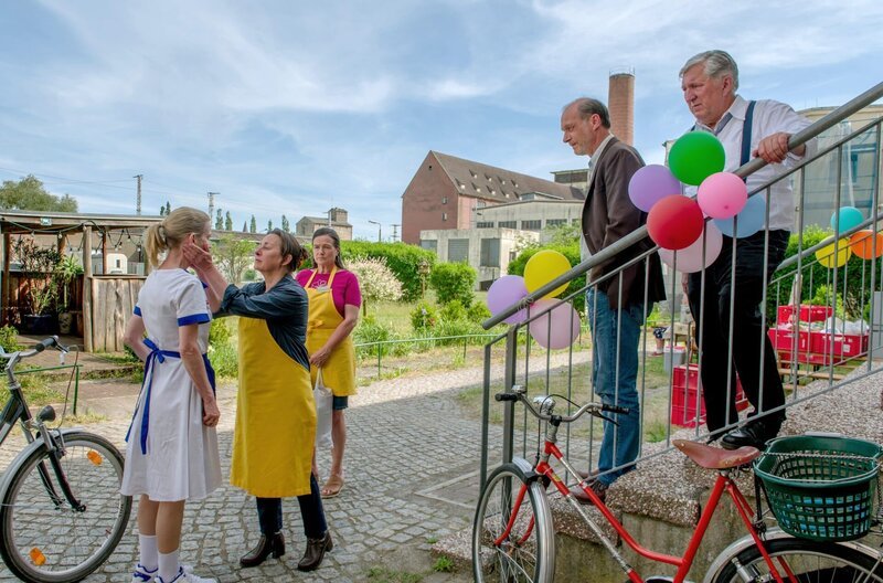 Hilde (Steffi Kühnert, 2. v. li.) tröstet Angie (Judith Engel, li.) vor Lore (Anne-Kathrin Gummich, 3. v. li.), Ronnie (Martin Brambach, 2. v. re.) und Helmut (Veit Stübner, re.). – Bild: ARD Degeto/Knut Koops Hilde (Steffi Kühnert, 2. v. li.) tröstet Angie (Judith Engel, li.) vor Lore (Anne-Kathrin Gummich, 3. v. li.), Ronnie (Martin Brambach, 2. v. re.) und Helmut (Veit Stübner, re.). – Bild: ARD Degeto/Knut Koops