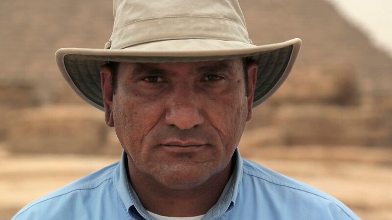 Kairo, Ägypten – Ashraf vor der Pyramide von Menkaure. (Windfall Films) – Bild: Copyright © The National Geographic Channel.