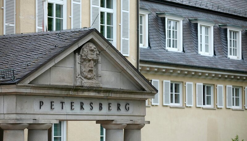 Der Portikus mit dem Petruskopf am Eingang des Grand Hotels Petersberg ist eines der wenigen Bauteile, das vom vorherigen Bau erhalten blieb.; WDR Fernsehen GEHEIMNIS PETERSBERG, Film von Ulrike Brincker, am Freitag (18.10.24) um 21:00 Uhr. Der Portikus mit dem Petruskopf am Eingang des Grand Hotels Petersberg ist eines der wenigen Bauteile, das vom vorherigen Bau erhalten blieb. © WDR/​2Pilots, honorarfrei – Verwendung gemäß der AGB im engen inhaltlichen, redaktionellen Zusammenhang mit genannter WDR-Sendung bei Nennung „Bild: WDR/​2Pilots“ (S2). WDR Kommunikation/​Redaktion Bild, Köln, Tel: 0221/​220 -7132 oder -7133, Fax: -777132, bildkommunikation@wdr.de – Bild: WDR/​2Pilots