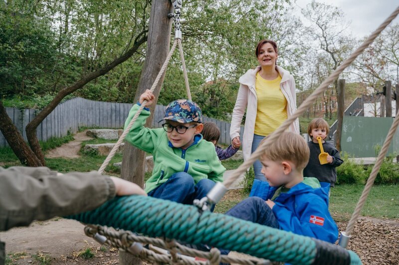 Cool bleiben, auch wenn’s wild zugeht. Erzieherin Diana muss doppelt aufmerksam sein, wenn die Kita-Kinder draußen spielen und nur sie die Aufsicht hat. – Bild: Thomas Victor /​ ZDF