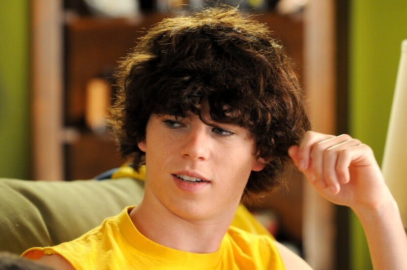 Axl (Charlie McDermott), der ältere Sohn von Frankie und Mike, ist ein rebellischer Teenager, der es ihnen nicht immer leicht macht … – Bild: HBOH