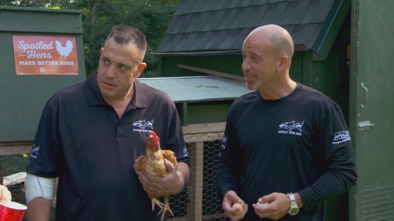 L-R: Wayde King und Brett Raymer – Bild: Warner Bros. Discovery
