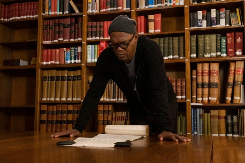 Enslaved – Auf den Spuren des Sklavenhandels EP Samuel L. Jackson looking over the „Abolition of the Slave Trade“ Act from 1807 in the Parliamentary archives, House of Parliament in London, England.Enslaved – Auf den Spuren des Sklavenhandels EP Samuel L. Jackson looking over the „Abolition of the Slave Trade“ Act from 1807 in the Parliamentary archives, House of Parliament in London, England. – Bild: (C)HISTORY /​ Associated Producers Ltd.