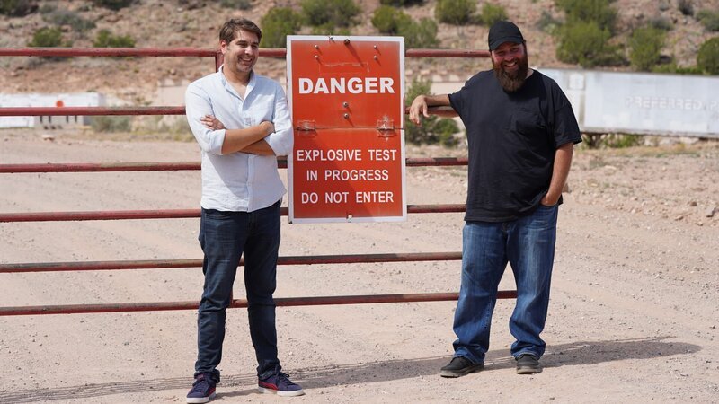 Tommy und Tory stehen mit Warnschild. – Bild: Discovery Communications, LLC