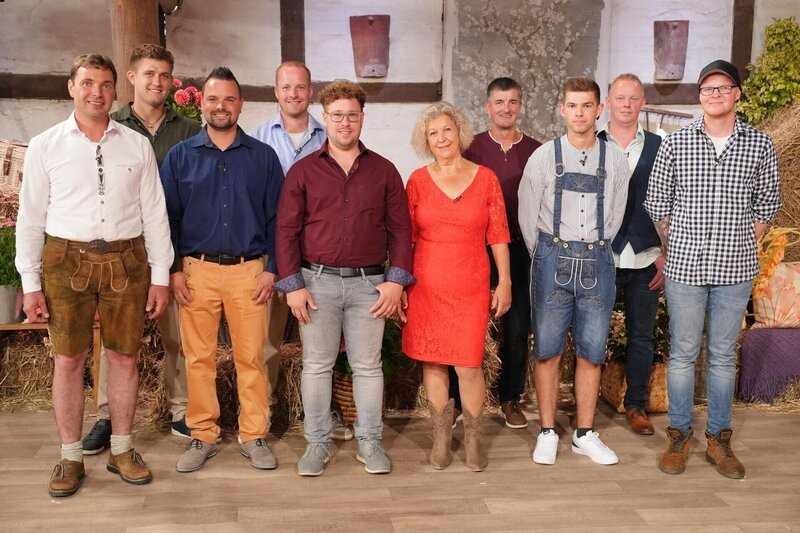 Die Bauern und Bäuerin der 20. Staffel: (v.l.) Manfred (38), Yannik (23), Marvin (31), Andreas (31), Marcel (29), Jennifer’Jenny’ (58), Konrad (61), Paul (22), Heino (50), Andre (29) – (nicht auf dem Bild: Martin, Max, Saskia und Heiner) +++ – Bild: RTL /​ Stefan Gregorowius