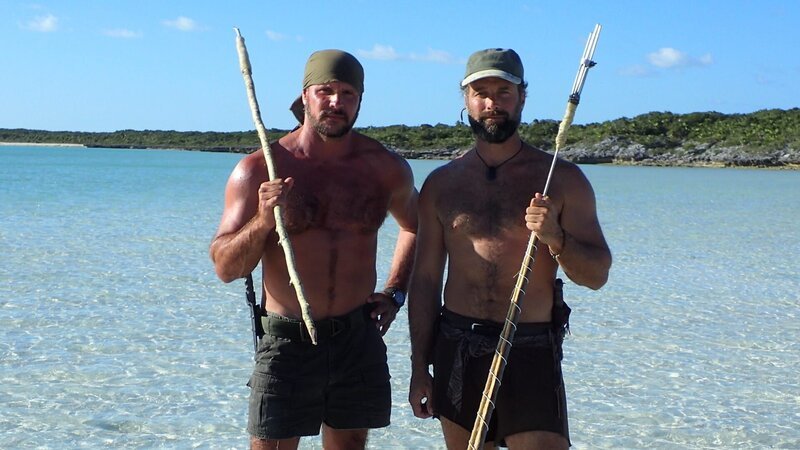 Joe Teti und Matt Graham posieren mit Werkzeugen, voll. – Bild: Discovery Channel /​ Photobank 33557_ep504_043.JPG /​ Discovery Communications