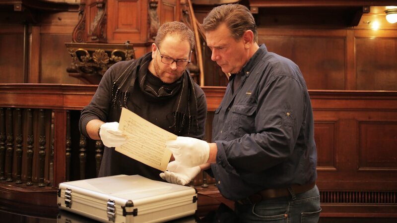 L-R: Josh Gate und der Enthüllungsjournalist Karl Hammer studieren Martin Bormanns Originalnotenblatt in der Doopsgezinde Kerk in Amsterdam, Niederlande. – Bild: Discovery Communications