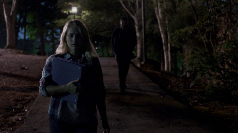 A young woman walking alone at night. – Bild: Discovery Communications