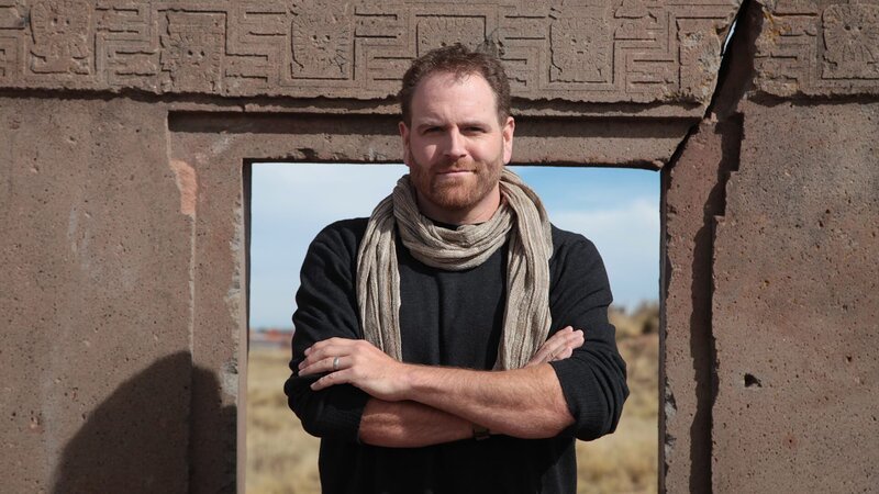 Josh Gates vor dem Tor der Sonne. – Bild: Ben Boyle /​ Discovery Channel /​ Discovery Communications