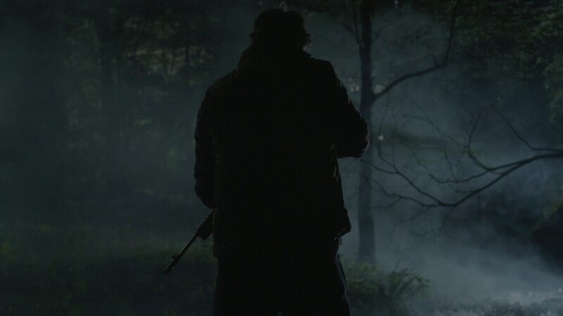 A man holds a rifle at night. – Bild: Investigation Discovery /​ Discovery Communications