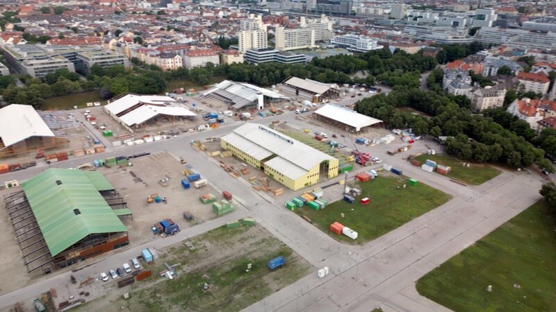 Der Aufbau des Oktoberfests ist in vollem Gange. Die Verwendung des sendungsbezogenen Materials ist nur mit dem Hinweis und Verlinkung auf RTL+ gestattet. – Bild: RTL / Die Oktoberfest-Macher – Zwischen Tradition und totaler Gaudi Der Aufbau des Oktoberfests ist in vollem Gange. Die Verwendung des sendungsbezogenen Materials ist nur mit dem Hinweis und Verlinkung auf RTL+ gestattet. – Bild: RTL / Die Oktoberfest-Macher – Zwischen Tradition und totaler Gaudi