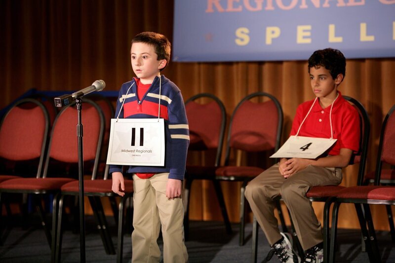 Während Brick (Atticus Shaffer, l.) sich im Buchstabieren messen muss, hat Sue Geburtstag – doch niemanden interessiert’s … – Bild: TM & © 2009 Warner Bros. All Rights Reserved.