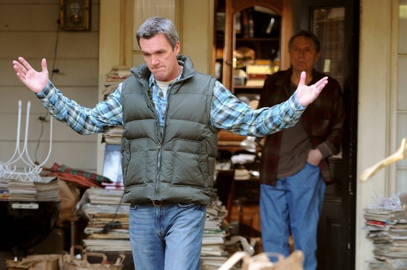 Da ist er in ein gewaltiges Fettnäpfchen gestiegen: Mike (Neil Flynn) hat vergessen, seinen Vater zum Thanksgiving-Essen einzuladen … – Bild: TM & © 2009 Warner Bros. All Rights Reserved.