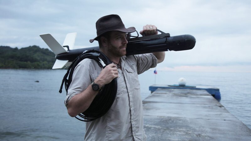 Josh Gates mit der Marine Sonic Arc Explorer, bereit für die Suche nach den Überresten von Sir Francis Drake vor der Küste von Portobelo, Panama. – Bild: Discovery Channel