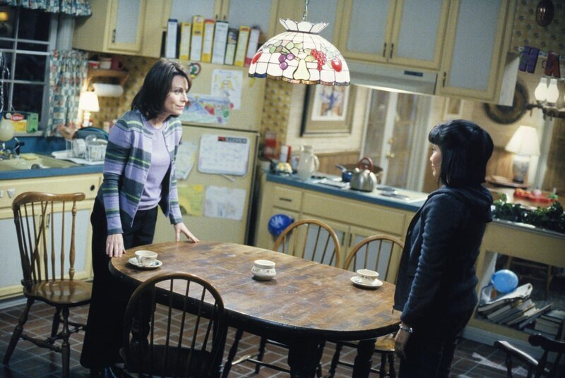 L-R: Lois (Jane Kaczmarek), Piama (Emy Coligado) – Bild: ViacomCBS