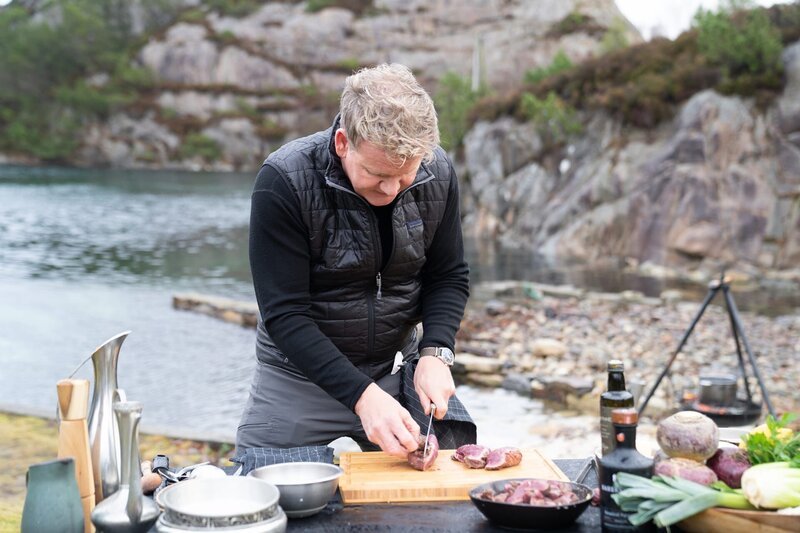 Bergen, Norway – Gordon Ramsay cutting reindeer meat for stew during the big cook. (Credit: National Geographic/​Justin Mandel) – Bild: Studio Ramsay and all3media international