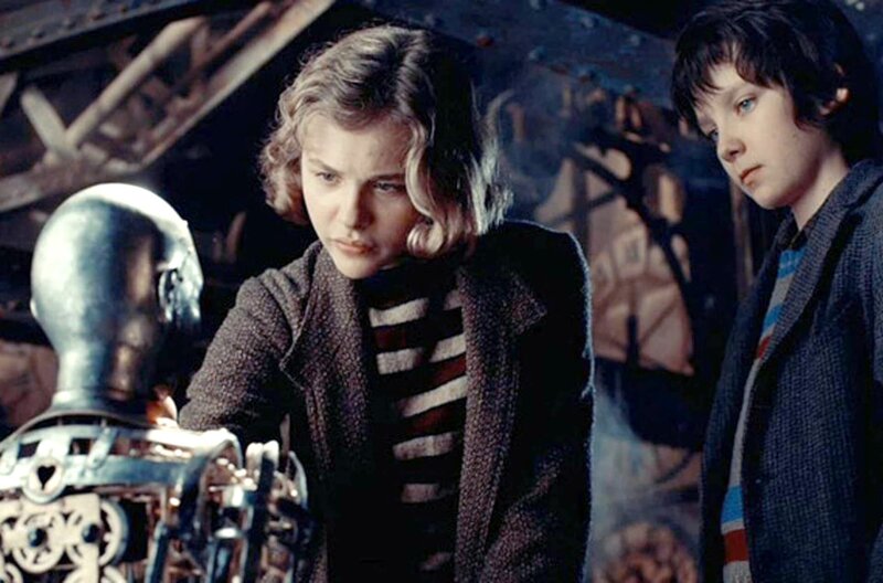 Hugo Cabret – Bild: Paramount /​ Isabelle (Chloë Grace Moretz) und Hugo (Asa Butterfield) wollen das Rätsel um den Automatenmenschen lösen.