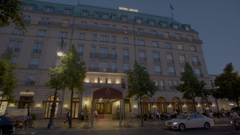 „Hotel-Legenden“ erzählt von Grandhotels als Orten mit Geschichte. Seit über 100 Jahren zählt „das Adlon“ zu den berühmtesten Hotels Deutschlands. Hier, im Schatten des Brandenburger Tores, logiert alles, was Rang und Namen hat. Das Hotel spiegelt die deutsche Geschichte. – Das Adlon bei Abendstimmung – Bild: Curiosity TV