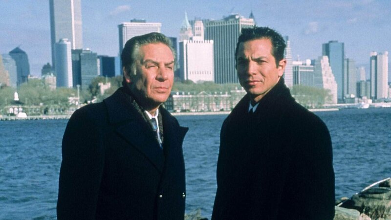 Detective Lennie Briscoe (Jerry Orbach, l.) und Detective Reynaldo Curtis (Benjamin Bratt) – Bild: TVNOW