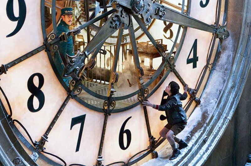 Hugo Cabret – Bild: Paramount /​ Wenn Bahnhofsaufseher Gustave (Sacha Baron Cohen, li.) ihn mal wieder kritisch beäugt und verfolgt, nutzt Hugo (Asa Butterfield, re.) alle ihm zur Verfügung stehenden Verstecke.