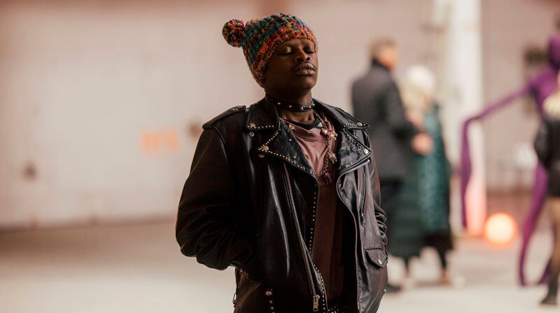 Kojo (Thapelo Mashiane) ist erleichtert. – Bild: ARD Degeto/​Jünglinge Film/​Studio