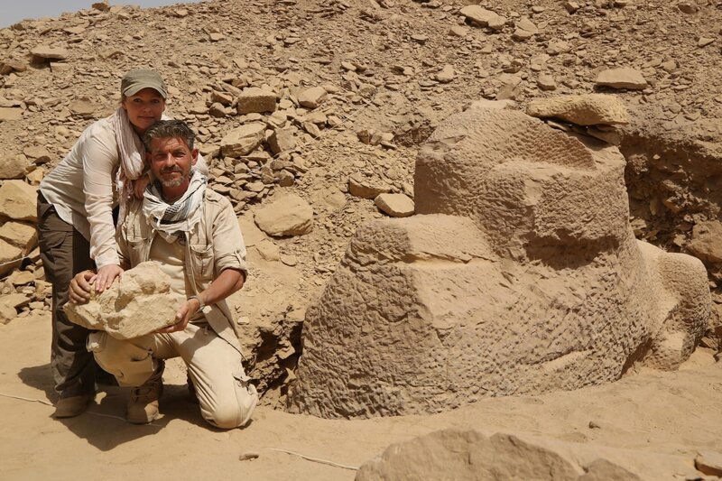 Ägypten – (Von links nach rechts) Maria Nilssen und John Ward halten eine Baby-Sphinx, die sie kürzlich entdeckt haben. (Windfall Films) – Bild: PLURIMEDIA (Windfall Films)