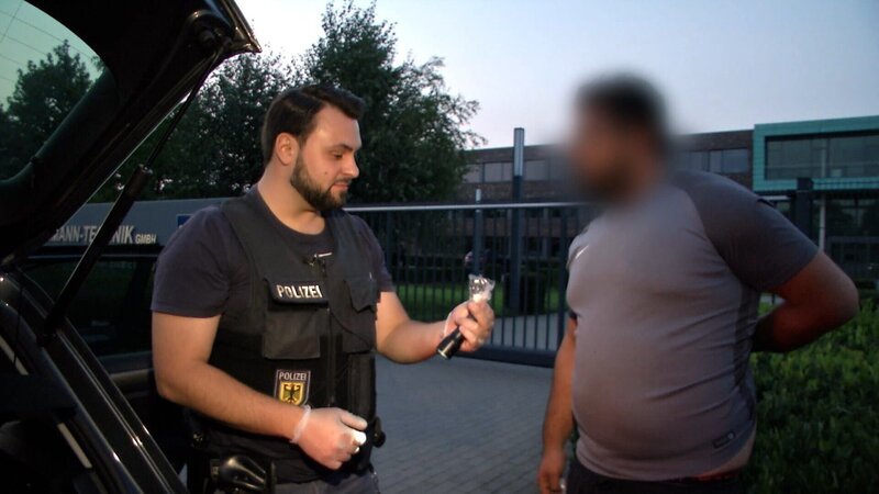 Hamburg und die deutsch-niederländische Grenze gelten als Hotspots der internationalen Drogenkriminalität. Hier kämpfen die Fahnder täglich gegen Dealer und ihre Hintermänner.; Die Doku begleitet die Drogencops bei ihren spannenden Einsätzen. – Bild: TVNOW /​ Spiegel TV