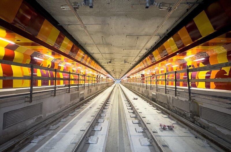 Exklusiver Einblick in den Bahnsteig der neuen Station Centro Direzionale in Neapel – Bild: Timo Novotny