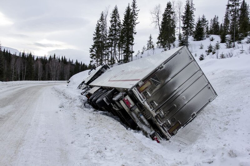 Overhalla, Norway – Picture of the big truck in the ditch. – Bild: National Geographic Lizenzbild frei