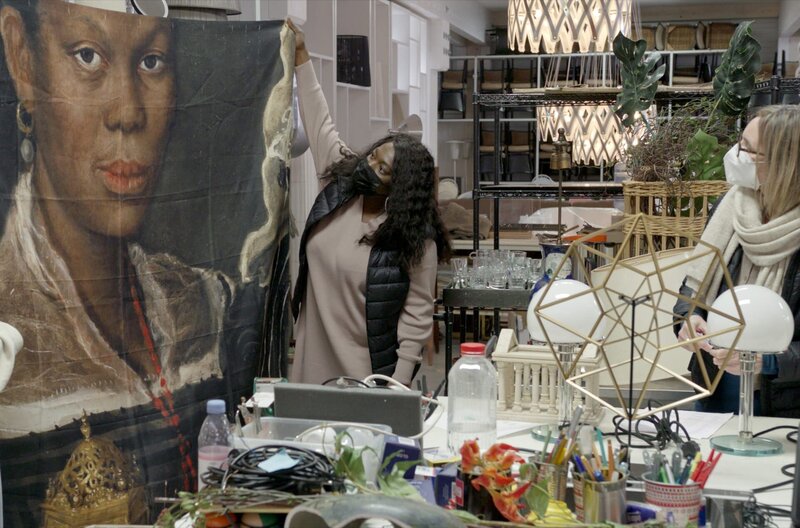 Die Ausstattung der Welt – Bild: BramkampWeirich/​Markus Koob /​ Der Film geht unter anderem der postkolonialen Geschichte der Gegenstände aus dem Fundus nach. BiPOC-Aktivistin Thelma Buabeng (Mi.) begibt sich auf Spurensuche.