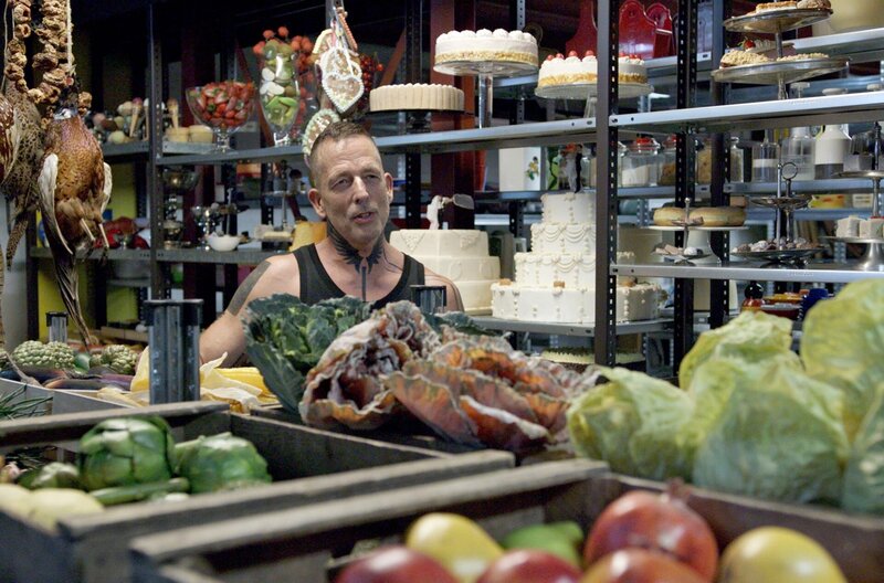 Die Ausstattung der Welt – Bild: BramkampWeirich/​Markus Koob /​ Peter Sopp im Fundus FTA Props Hamburg: Ohne die vielen großen und kleinen Requisiten wären die filmischen Reisen in verschiedene Epochen und Milieus nicht möglich.