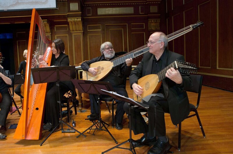 Eine große Nachtmusik aus Bremen – Bild: Kathy Wittmann /​ Paul O’Dette (Mi.) und Stephen Stubbs (re.) spielen beim Boston Early Music Festival Laute.