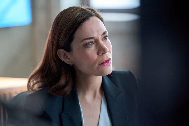 Detective Sergeant Frankie Bateman (Kathleen Munroe) – Bild: Steve Wilkie /​ UNIVERSAL /​ Die Verwendung ist nur bei redaktioneller Berichterstattung im Rahmen einer Programmankündigung ab 2 Monate vor der ersten Auss /​ © LOTCI Season 1 Inc., 2024