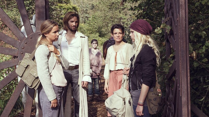 Charlie (Sinje Irslinger, re.) wird von ihrer Mutter (Alexandra Schalaudeck, li.) an das Tor gebracht. – Bild: WDR/​Andrea Hansen
