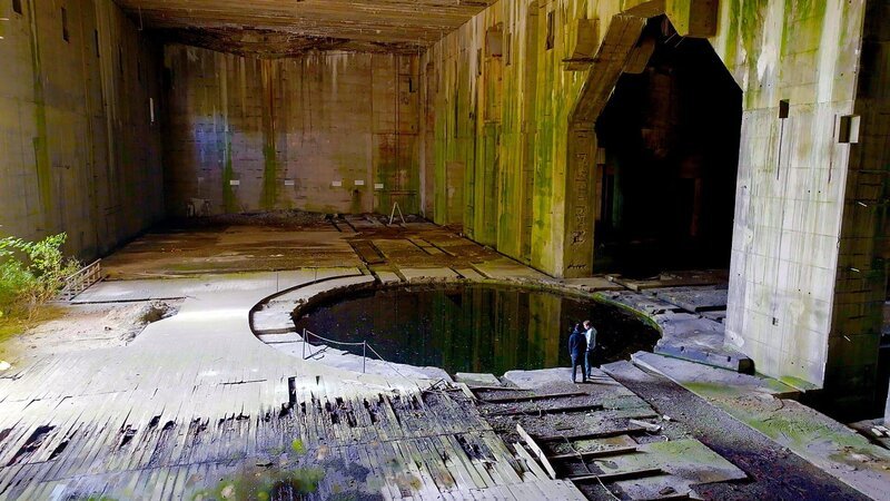 Die Historiker Dr. Marcus Meyer und David Torgovnikov sind auf Spurensuche im Inneren des Bunkers. – Bild: ZDF