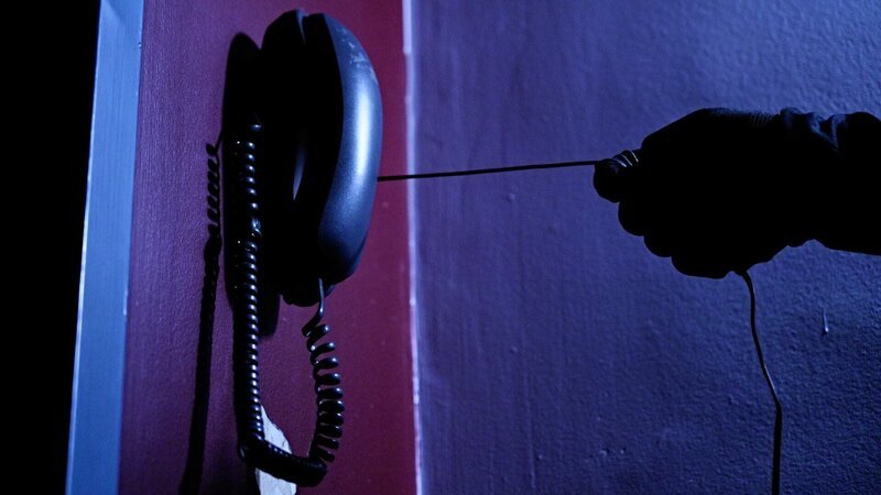 Eine Person, die eine Telefonleitung trennt – Bild: ZLW-S2-blackwatch /​ Crime + Investigation