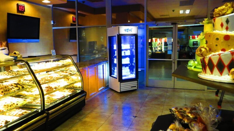 The finished tank including the whole bakery. – Bild: Animal Planet /​ Discovery Communications