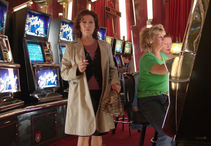 Polina (Hannelore Elsner) klaut eine Handtasche in der Spielbank. – Bild: ZDF/NDR/Georges Pauly Polina (Hannelore Elsner) klaut eine Handtasche in der Spielbank. – Bild: ZDF/NDR/Georges Pauly