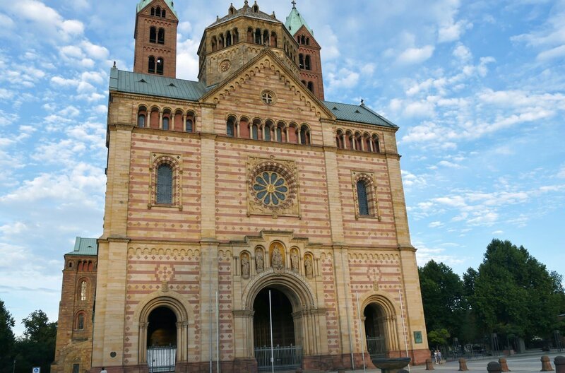 Die Westfassade des Speyerer Doms ist eine neo-romanische Zutat aus der Mitte des 19. Jahrhunderts, als der Bayernkönig Ludwig I. sich entschließt, den Dom zu ‚einem Denkmal der großen deutschen Geschichte‘ zu machen und die Fassade von Heinrich Hübsch komplett neu entwerfen zu lassen. – Bild: SWR