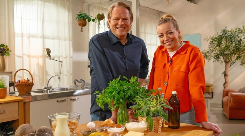 Björn Freitag und Zora Klipp (r) kochen heute ihre Lieblingsrezepte aus dem Ruhrpott und aus Hamburg.; WDR Fernsehen EINFACH UND KÖSTLICH – BJÖRN FREITAG KOCHT MIT ZORA KLIPP, Folge 2 ‚Norddeutsche Küstenkracher‘, am Samstag (12.10.24) um 17:15 Uhr. – Bild: WDR/​2bild GmbH/​Christopher Nußbaumer