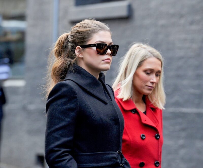 Belle Gibson verlässt das Gericht. – Bild: ORF/Blue Ant Media/Minnow Films/Newspix/Andrew Henshaw Photography Belle Gibson verlässt das Gericht. – Bild: ORF/Blue Ant Media/Minnow Films/Newspix/Andrew Henshaw Photography