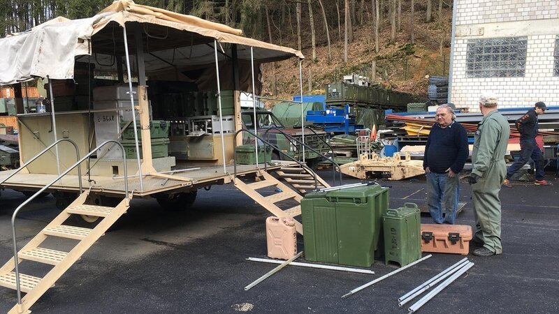 Der Aufbau einer Feldküche der US-Army erweist sich ebenfalls als komplizierte Herausforderung. Die „Containerized Kitchen“ kann im Einsatz 550 hungrige Soldatenbäuche füllen. – Bild: DMAX