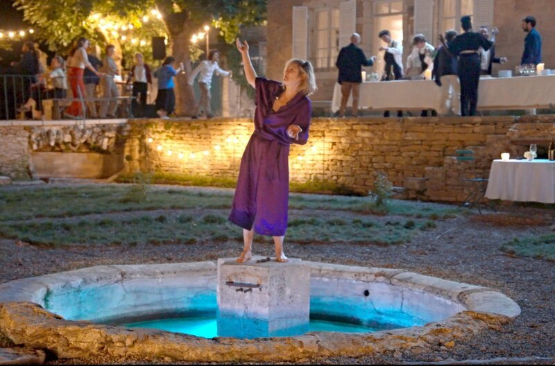 Im Rausch der schwülen Sommernacht eskalieren die Konflikte auf Annas (Olivia Corsini, Mi.) Anwesen und bei Tagesanbruch ist nichts mehr so, wie es war. – Bild: ARTE F / © Les Films du Poisson / © Les Films du Poisson Im Rausch der schwülen Sommernacht eskalieren die Konflikte auf Annas (Olivia Corsini, Mi.) Anwesen und bei Tagesanbruch ist nichts mehr so, wie es war. – Bild: ARTE F / © Les Films du Poisson / © Les Films du Poisson