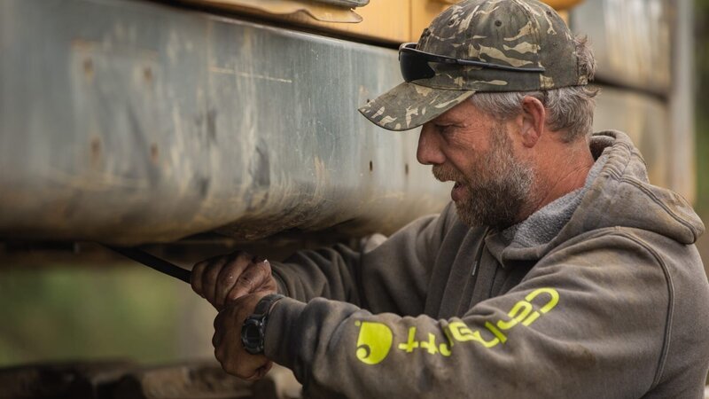 Buzz Legault repariert 700er-Bagger – Bild: Jake Brown /​ Discovery Channel