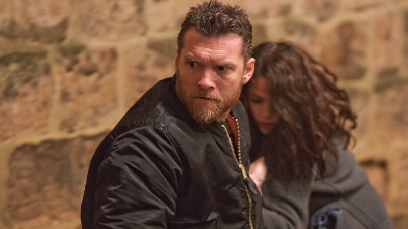 Der Profikiller Stephen Lucas (Sam Worthington, l.) soll die Internatsschülerin Ella Hatto (Odeya Rush, r.) ermorden. Als es dann aber schließlich so weit ist, bringt er es nicht übers Herz abzudrücken. – Bild: ZDF Der Profikiller Stephen Lucas (Sam Worthington, l.) soll die Internatsschülerin Ella Hatto (Odeya Rush, r.) ermorden. Als es dann aber schließlich so weit ist, bringt er es nicht übers Herz abzudrücken. – Bild: ZDF