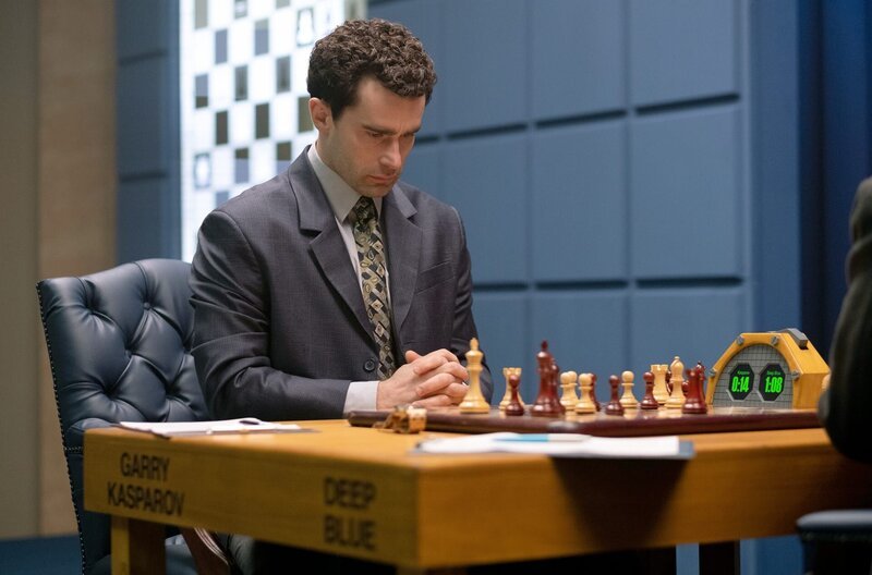 Garry Kasparov (Christian Cooke) scheint seinen Gegner, den Supercomputer „Deep Blue“, komplett unter Kontrolle zu haben. – Bild: Leo Pinter